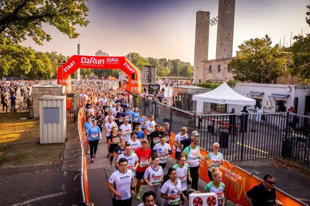 Firmenlauf Berlin - B2Run am 17.9.2024 im Berliner Olympiastation. Das Team von ETL mit am Start. 