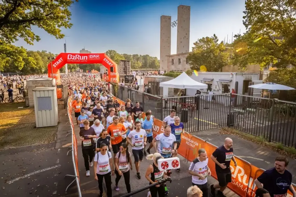 Firmenlauf Berlin - B2Run am 17.9.2024 im Berliner Olympiastation. Das Team von ETL mit am Start. 