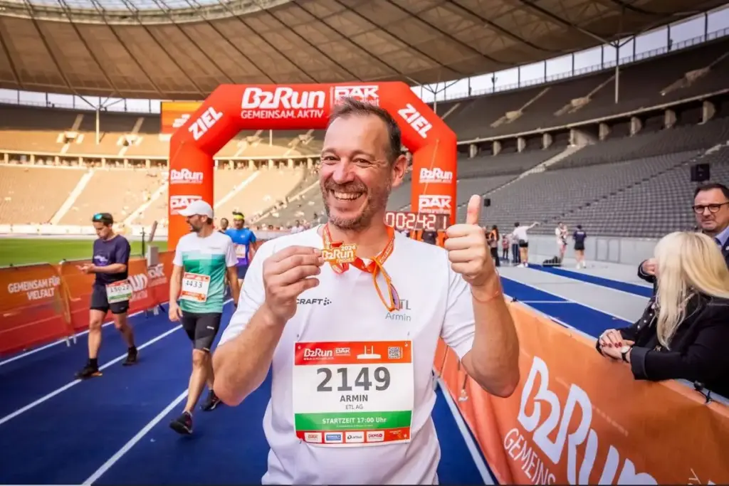 Firmenlauf Berlin - B2Run am 17.9.2024 im Berliner Olympiastation. Das Team von ETL mit am Start. Im Ziel Armin Ceric, Online Redakteur ETL Service mit seiner Finisher Medaille.