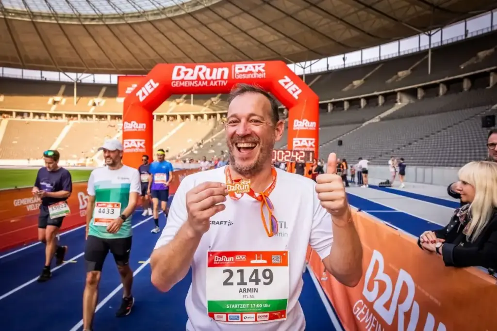 Firmenlauf Berlin - B2Run am 17.9.2024 im Berliner Olympiastation. Das Team von ETL mit am Start. Im Ziel Armin Ceric, Online Redakteur ETL Service mit seiner Finisher Medaille.