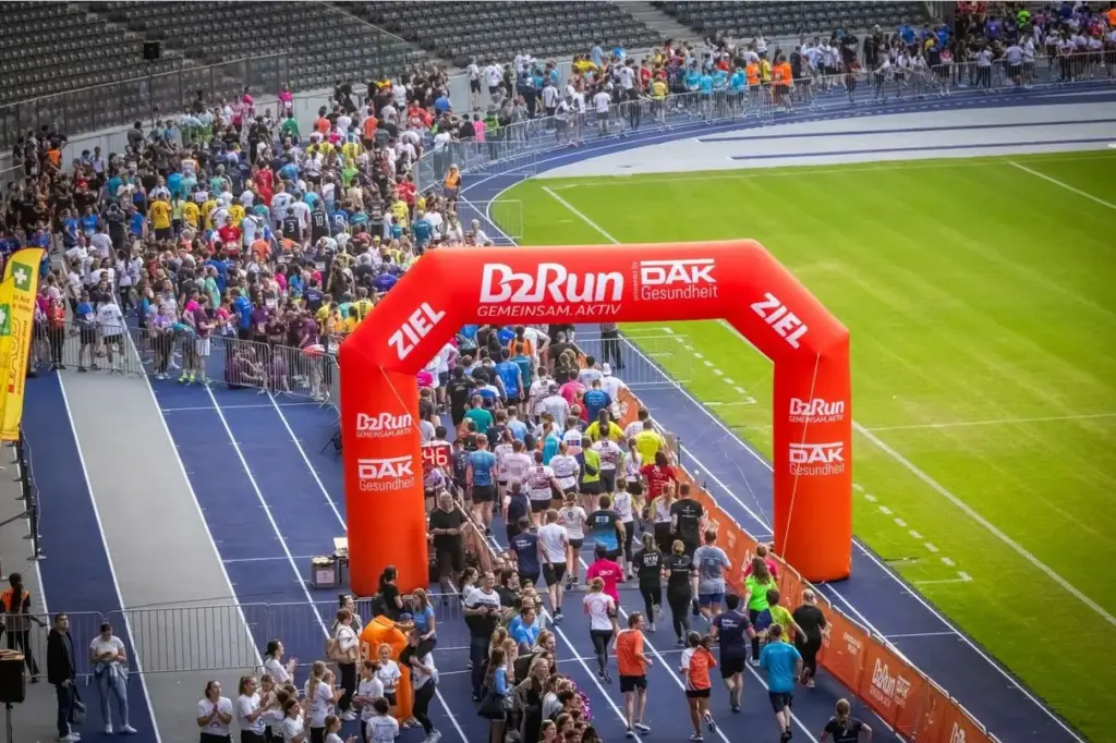 Firmenlauf Berlin - B2Run am 17.9.2024 im Berliner Olympiastation. Das Team von ETL mit am Ziel.